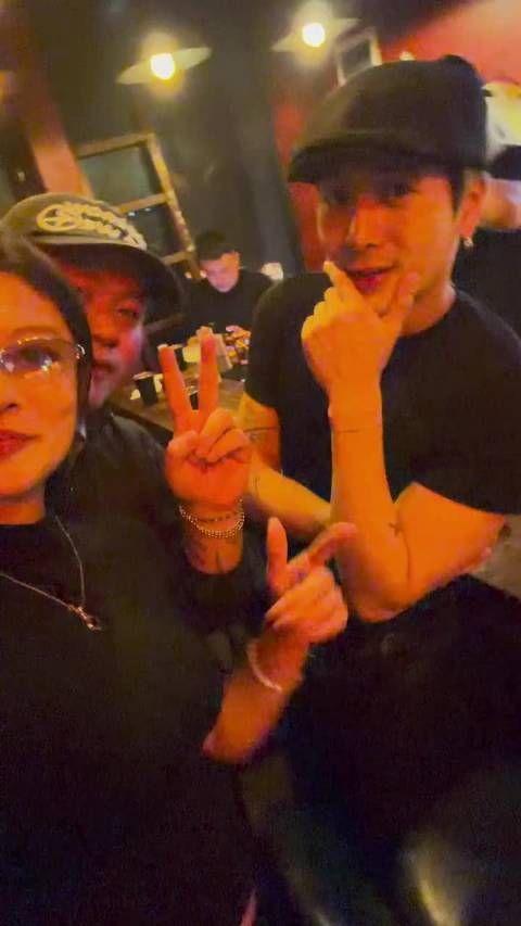 这个人间丘比特小王同学 走到哪都让情侶夫妻亲亲 @王嘉尔 前天在上海