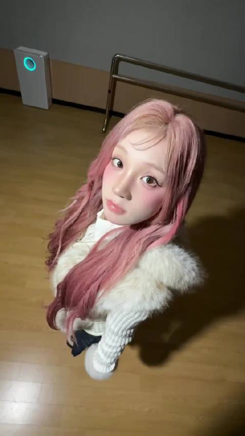 宋雨琦拎帽cha也太美萌了 往那一站跟小手办似的！可爱鼠了