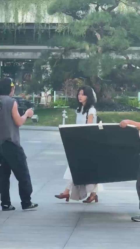 网友佛山偶遇章若楠姐姐加更一镜到底版！太美了，平等的羡慕每偶遇的网友