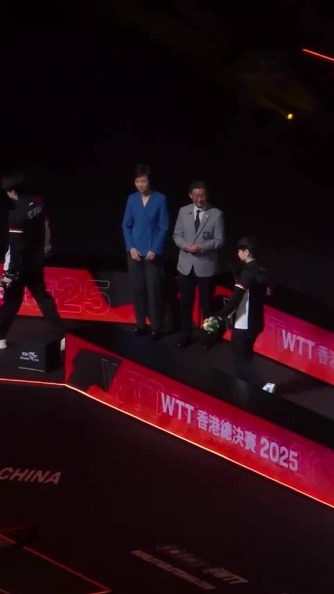 孙颖莎张怡宁热聊，王楚钦被颁奖嘉宾拉住交谈