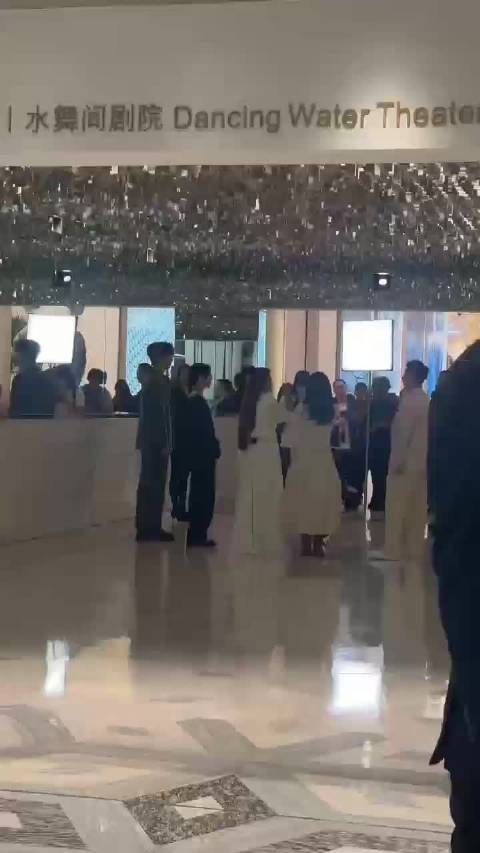 网友在新濠天地遇到了朱迅、武大靖、陈乔恩、邢昭林、朱洁静扎堆拍综艺哎