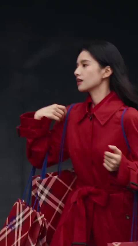 张婧仪穿Burberry红色风衣演绎2026新禧贺岁大片