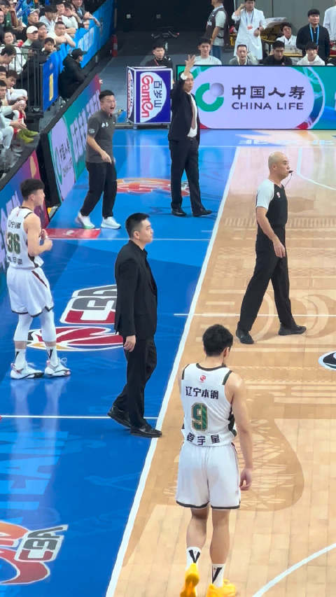 杨鸣连吃两T遭驱逐，京辽大战判罚引争议