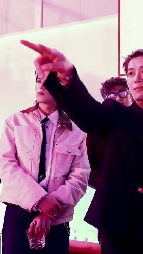 王鹤棣出道综艺首集与王嘉尔同框