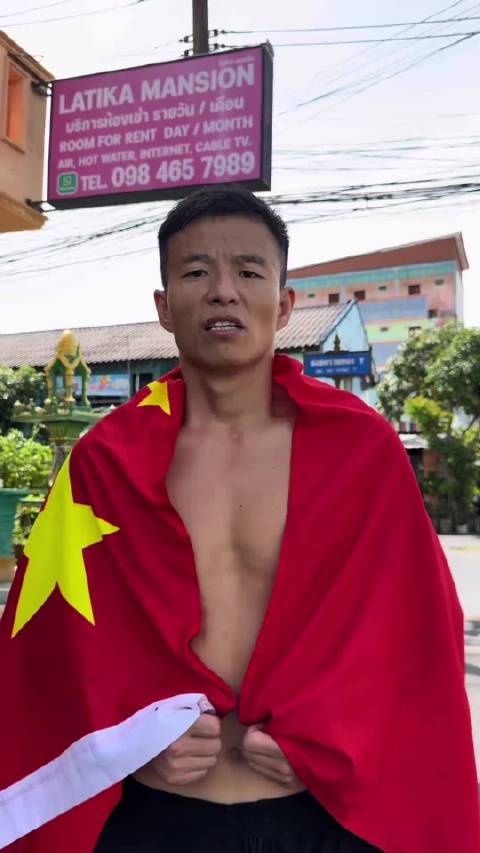 货拉拉小哥李飞5战5KO勇夺泰拳金腰带