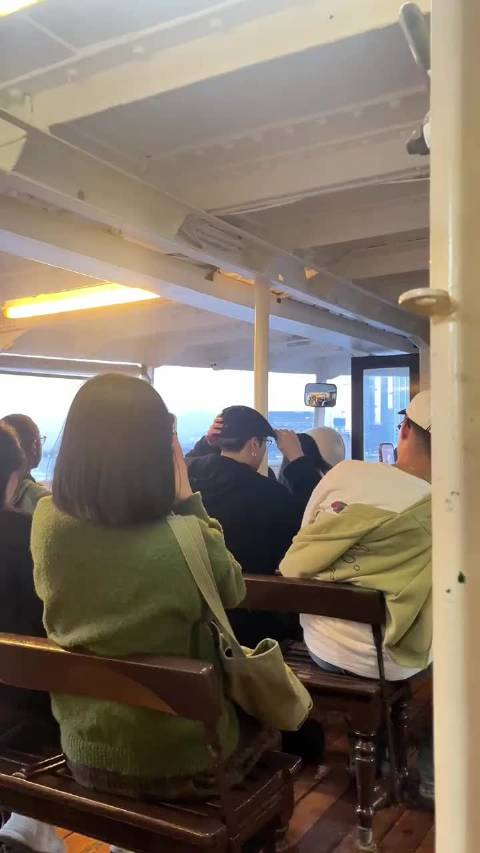 王嘉尔返港频被路人偶遇