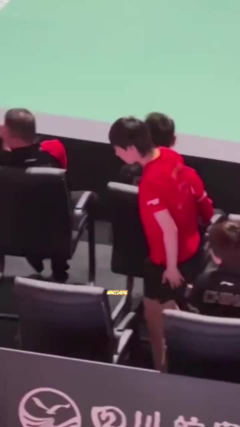 在热心王头的指引下，曼昱成功穿上梁靖崑的裤子，把自己尴尬笑了