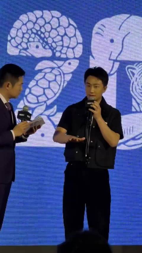 黄轩寒冬穿短袖投身公益