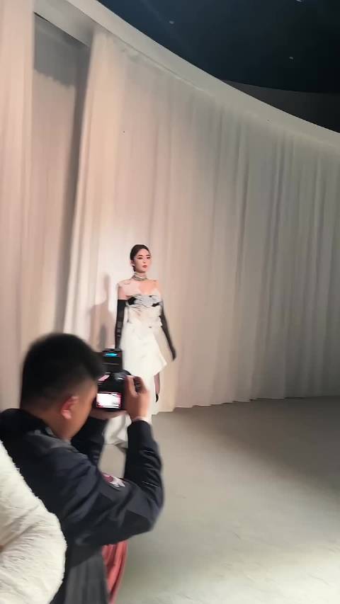 古力娜扎t台，摇曳生姿步步生花翩若惊鸿大概就是如此了吧