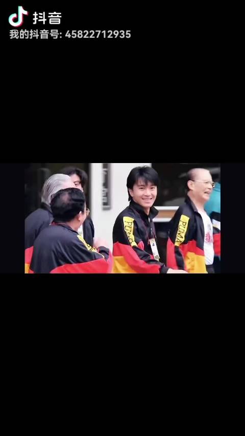 周星驰对视视频引网友回忆青春