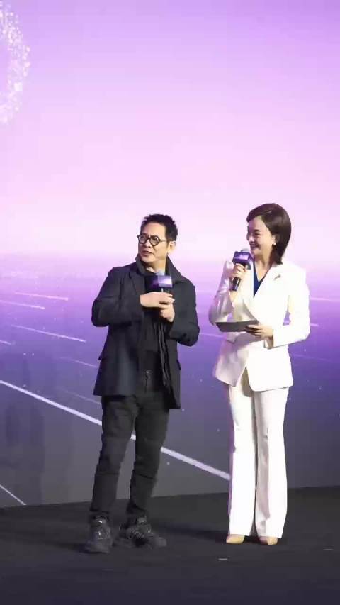 李连杰携女体验尊界S800，3370mm轴距、16点按摩座椅显父爱