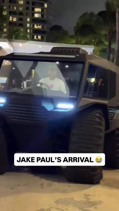 杰克保罗驾装甲车出席约书亚拳赛媒体会