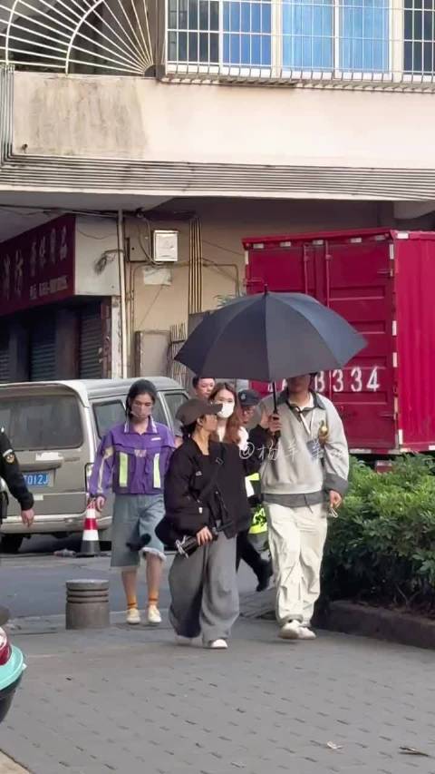 张婧仪菜市场造型引争议，现偶剧组被批穷不等于土