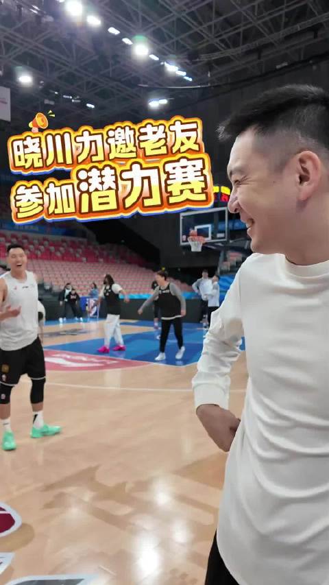 天天体育采访，翟晓川见面问杨鸣指导：第五节什么阵容？我二哥打不打？