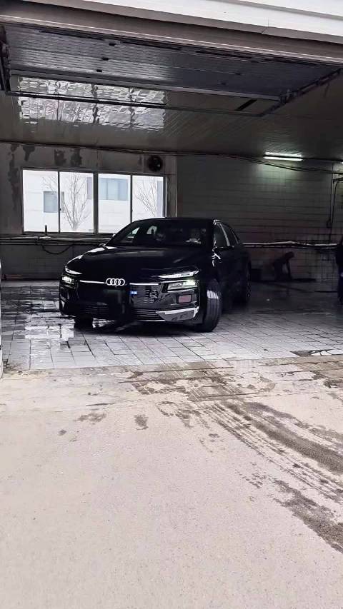 黑色的纯电A6L，车漆能把侧面的黑色饰板藏起来，是不是好看多了？