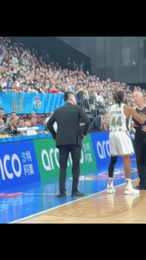 杨鸣指导连吃两个技术犯规被驱逐，本赛季第一个离场的主帅！