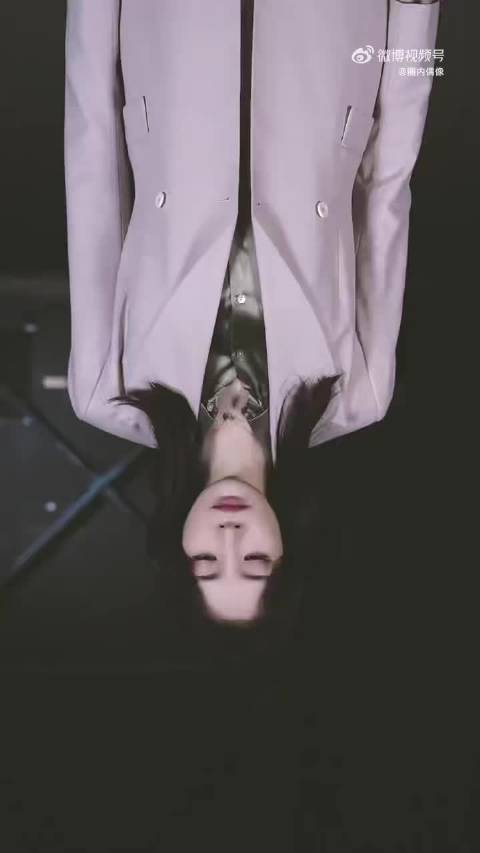 隆妮新剧演律师池明月，白衣脆弱职业装雷厉风行