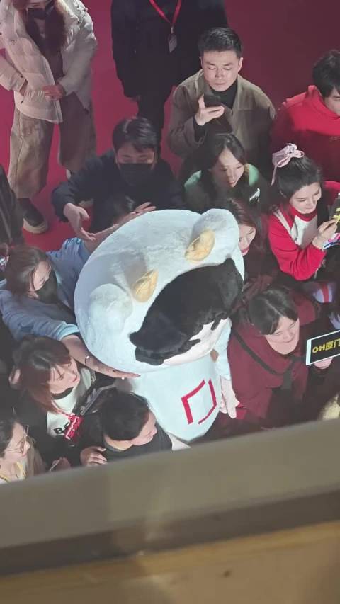 王力宏出道30周年演唱会惊喜现身，摘头套帅脸引歌迷沦陷