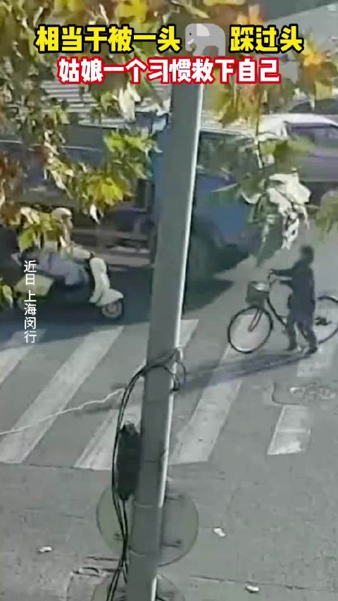 女子头部被卡车碾过，头盔破裂却保住了性命！太可怕了！