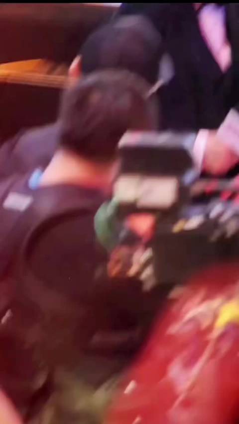 在熙熙攘攘的人群中第一眼就看到了宝宝