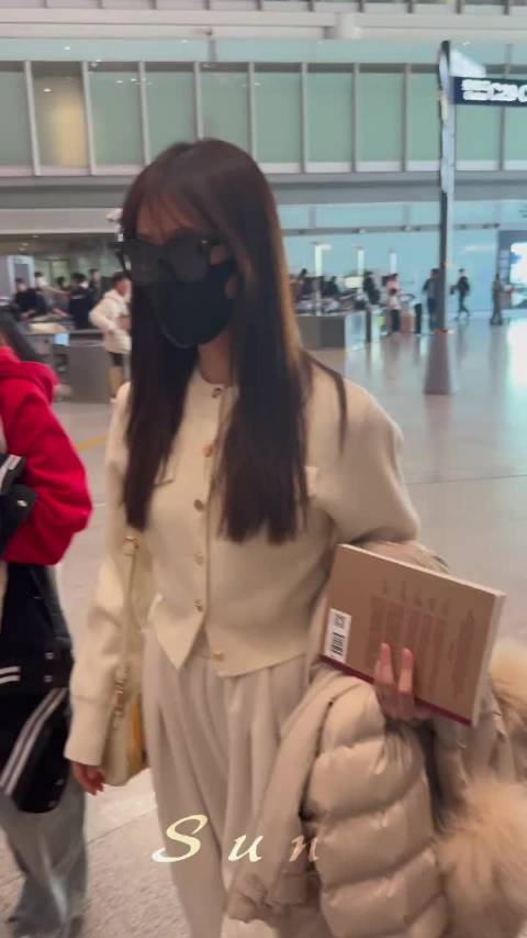 祝绪丹机场误机自嘲，指飞机离开萌翻网友