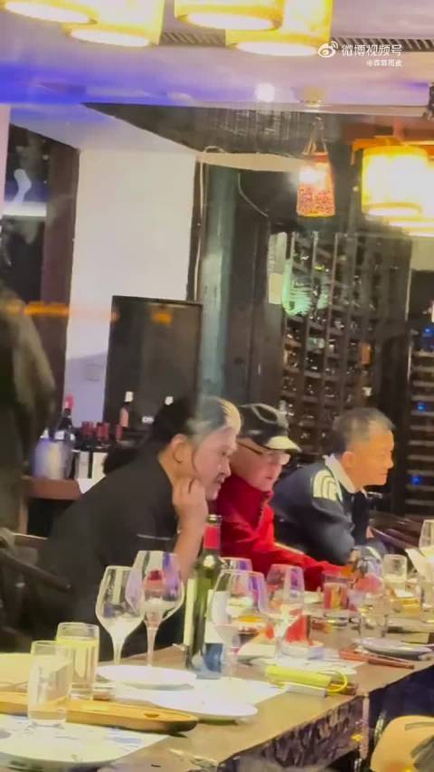 网友在乌镇晚上散步偶遇大佬饭局:刘欢