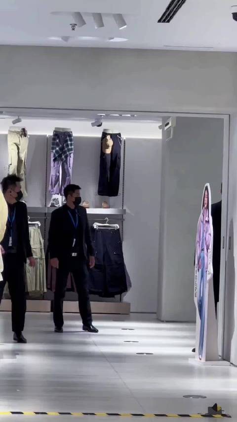 从你出现的瞬间，全场氛围直接被点燃！李沁一登场就让人忍不住欢呼