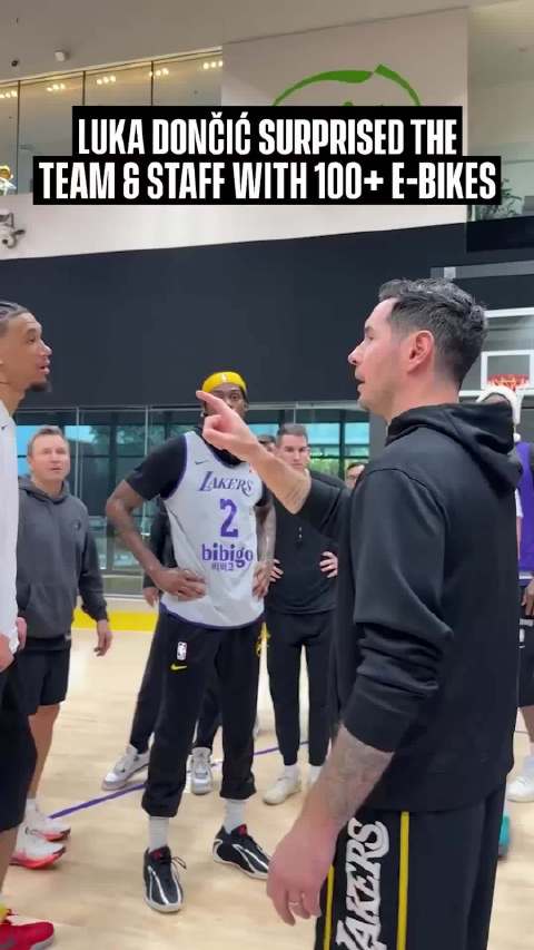 众人试驾卢卡送的电动车，艾顿戴着圣诞帽，极度反差