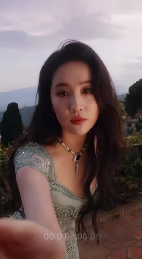 知道刘亦菲从头美到脚了，关注刘亦菲的朋友欢迎来看《花木兰》《玫瑰的故事》