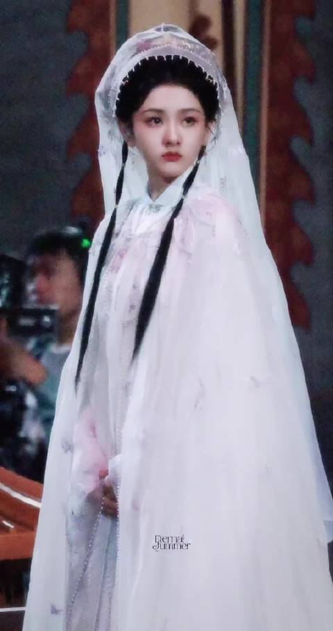 祖儿简直就是天生的美女啊，这个造型真的很神性！