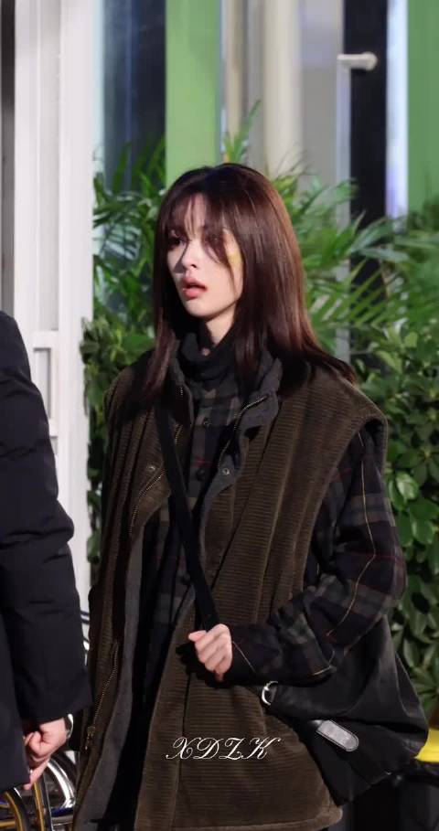 杨超越郑雨爆发戏路透曝光，情绪张力拉满