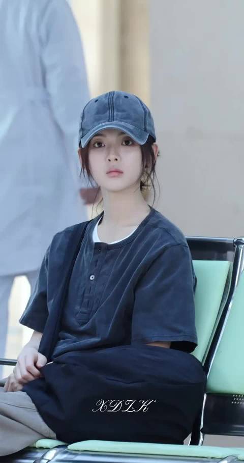 杨超越今天是太阳雨路透真的太有氛围感了，好适合悬疑的一张脸