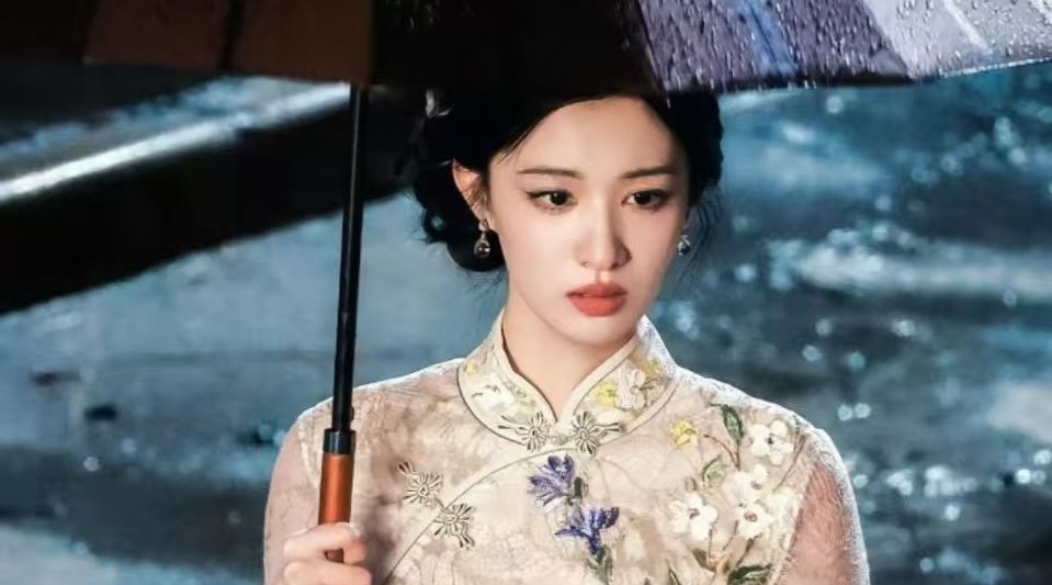 安利官上线！王楚然一袭苏绣旗袍惊艳荧屏