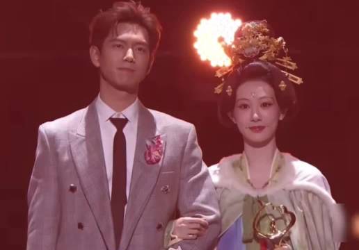 李现杨紫红毯互动甜蜜，与李一桐同行显冷淡