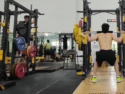 潘展乐自由泳训练展现力量与优雅