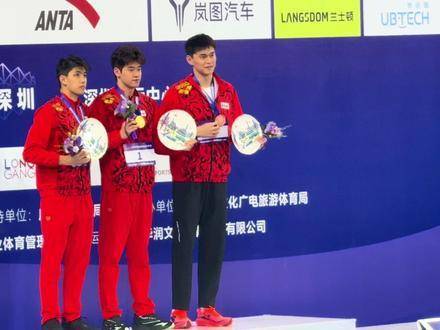 颁奖仪式纯享时刻，孙杨与潘展乐彼此致敬，温情满满