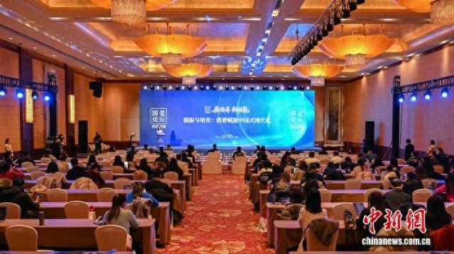 国是论坛2025年会·“提振与培育：消费赋能中国式现代化”主题论坛现场。李太源 摄