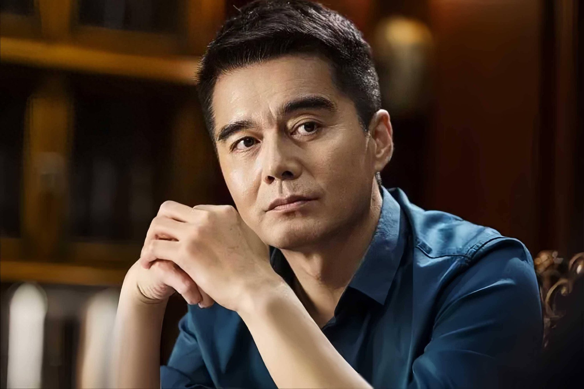 许亚军也没想到，24岁儿子许何，如今成了他深陷骂声中的“救赎”