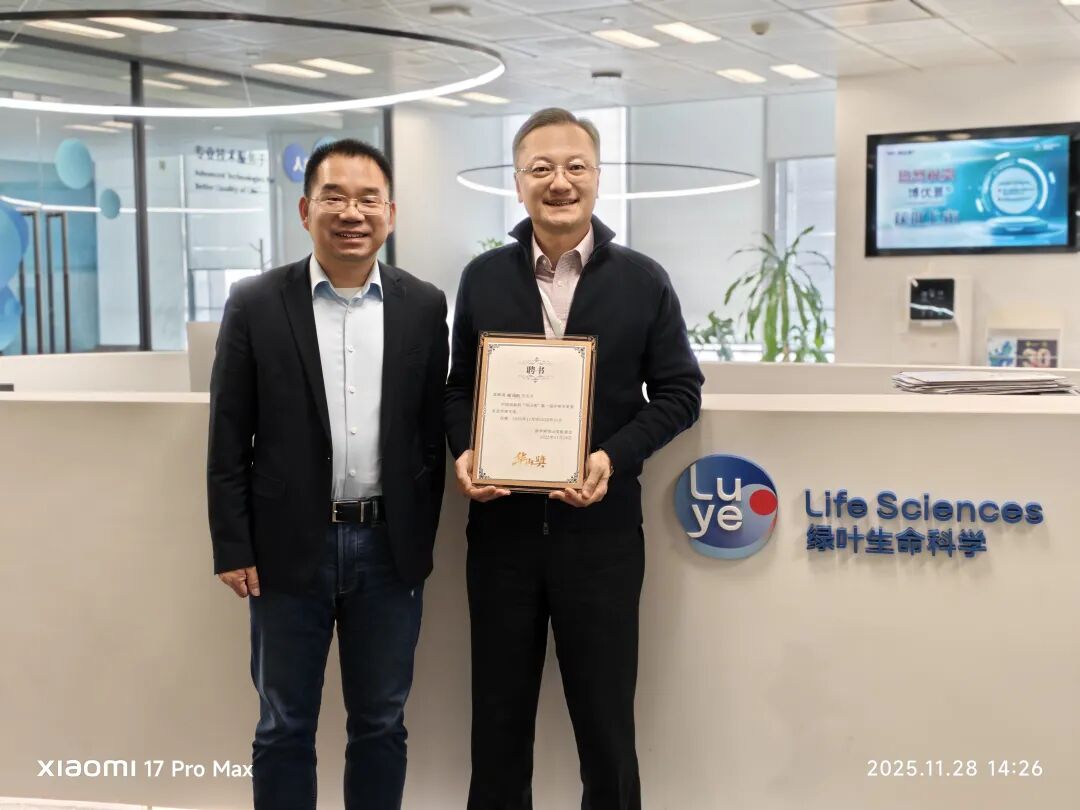 陈奇锐向欧思朗先生授予聘书