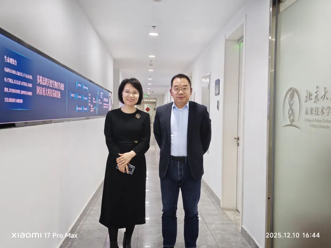 陈奇锐向肖瑞平院长授予聘书