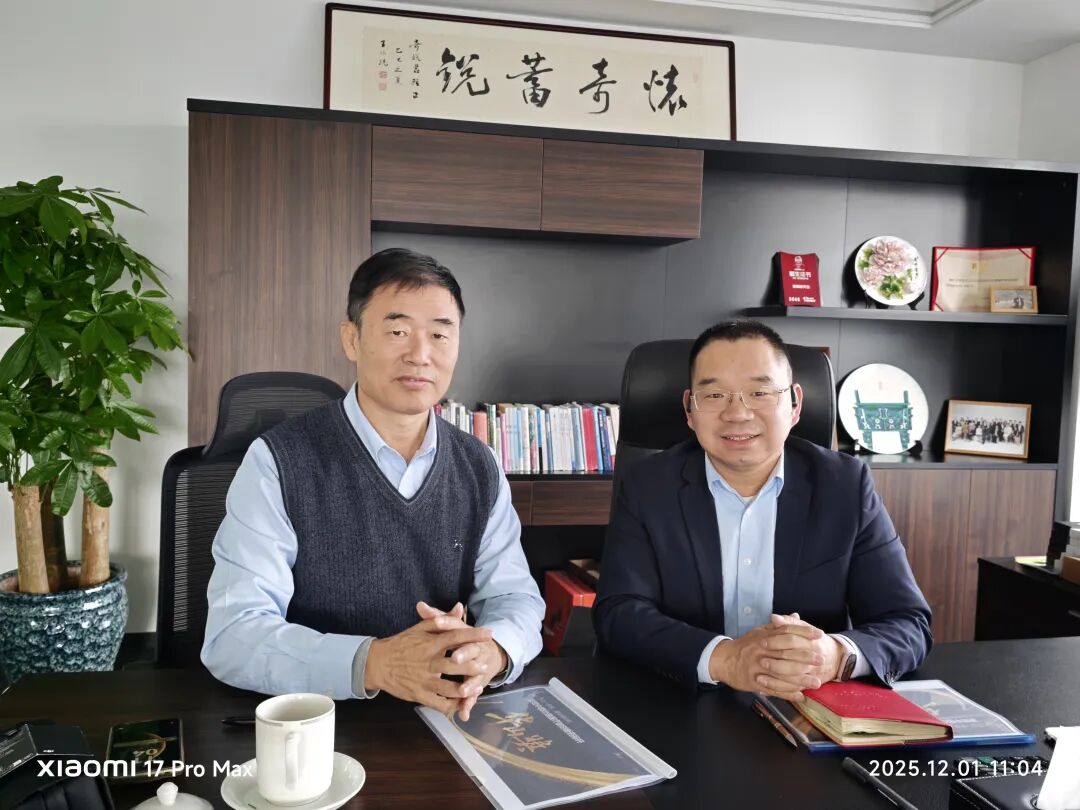 程增江博士（左）和陈奇锐先生（右）讨论“华山奖”事项