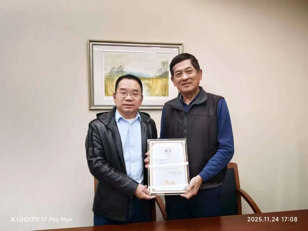 陈奇锐向泽璟制药董事长盛泽林博士授予评委聘书