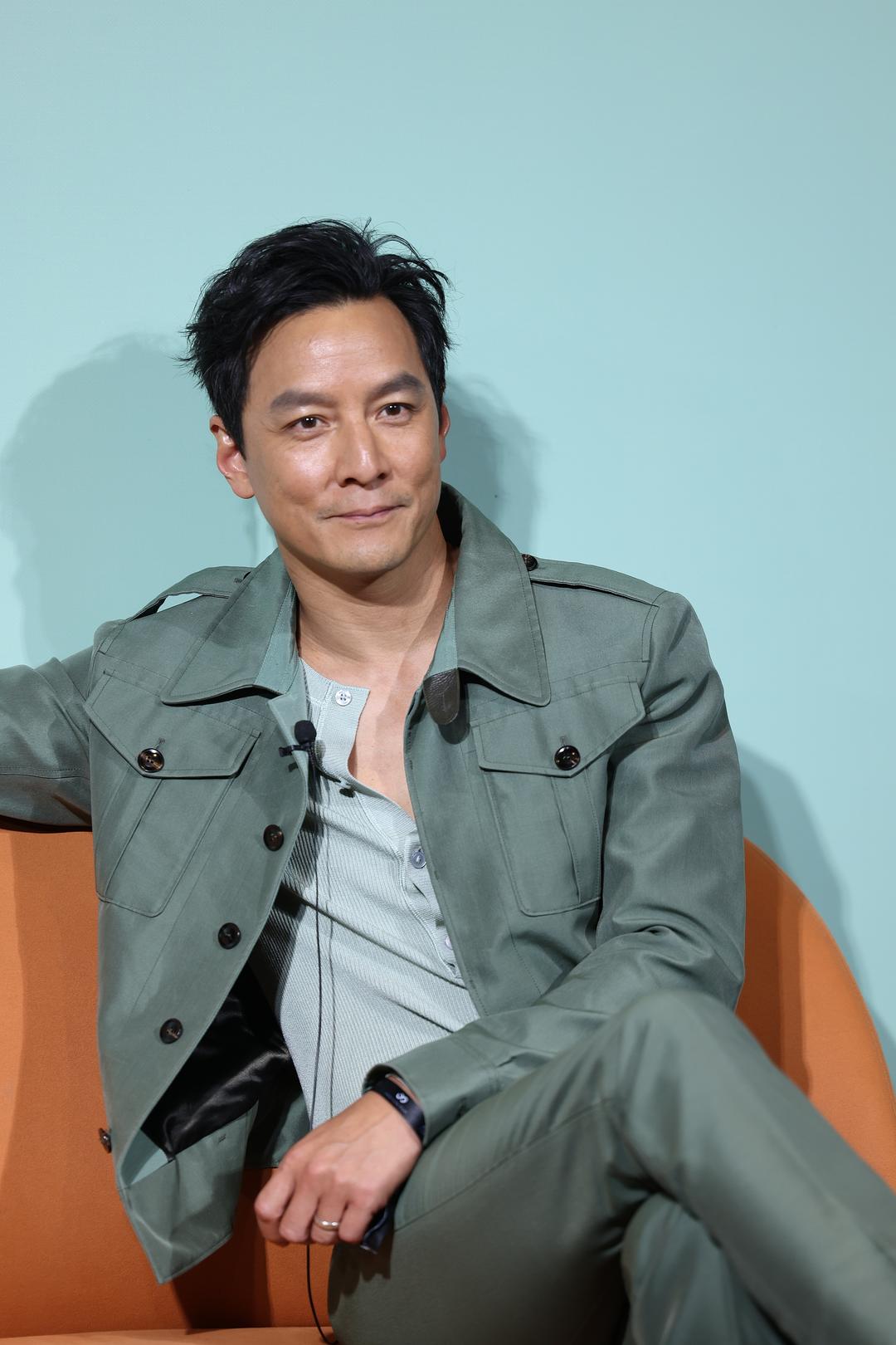 吴彦祖晒多张搞怪自拍，网友：拍成吴镇宇了