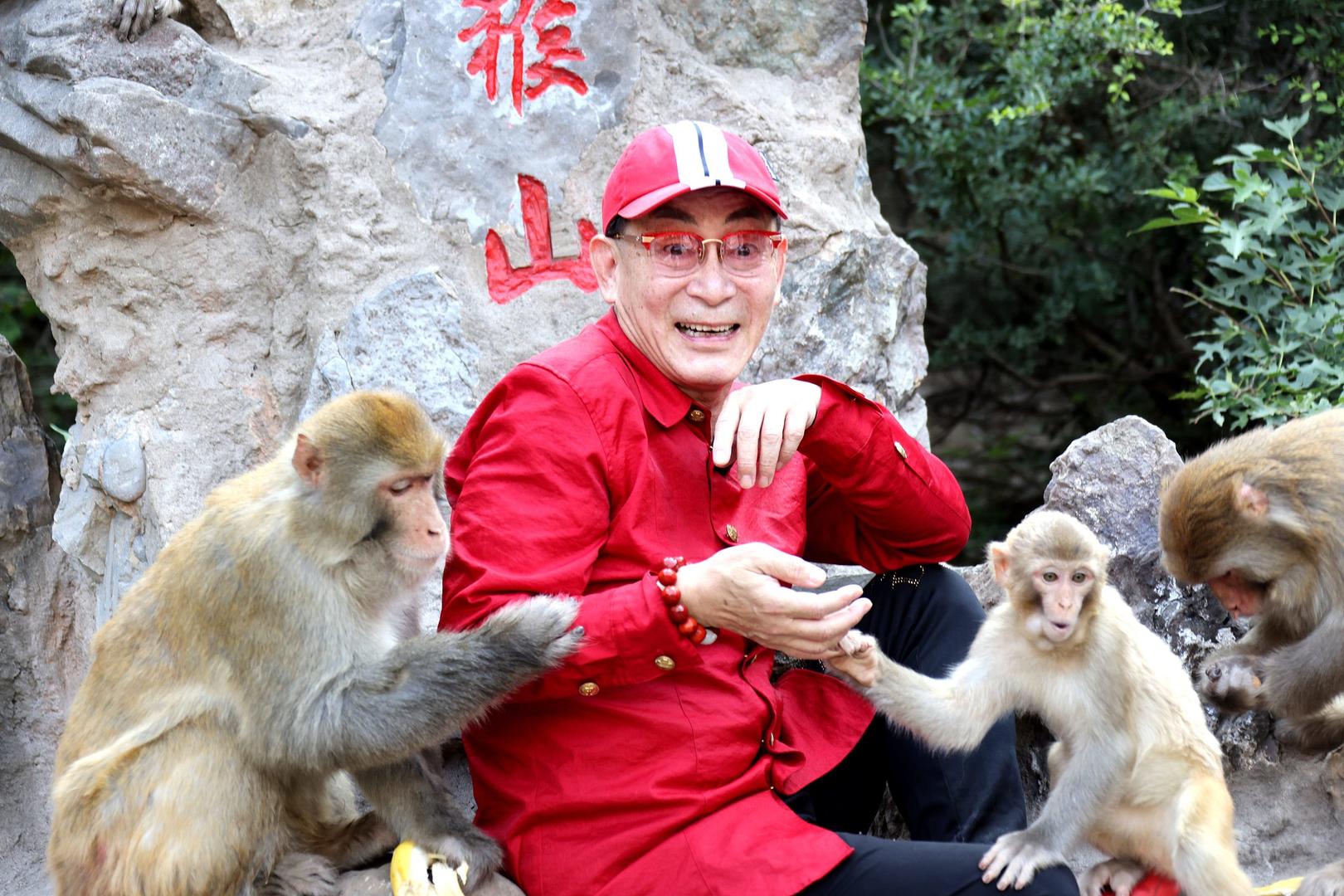 六小龄童回应“给孩子们签书时签一本扔一本”等传言