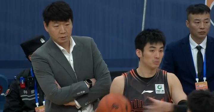 CBA山东险胜全华班四川，末节被打17比0，陈林坚压哨三分救主