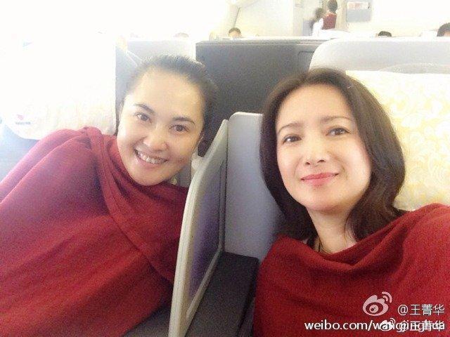 演员王菁华曝出和何晴的合照！穿同款红色披风，素颜出镜的何晴太美了