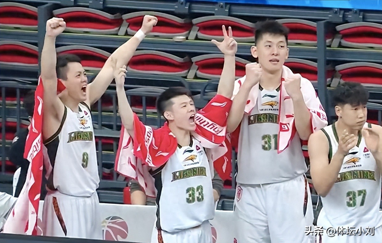 怒喷裁判！杨鸣连吃2技犯被驱逐！北京喜提3连胜，周琦轰15+11