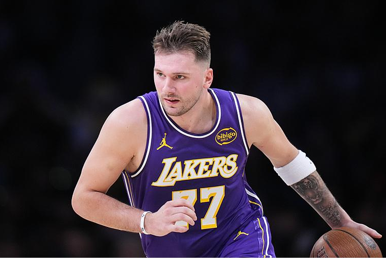 他下场球队反赢20分！东契奇的华丽数据，撑不起湖人的冠军梦