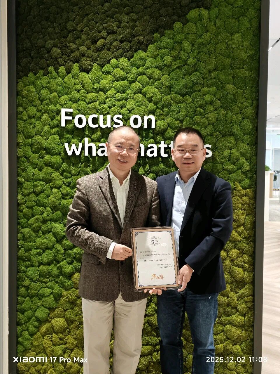 陈奇锐(右)向郑以漫(左)博士授予聘书