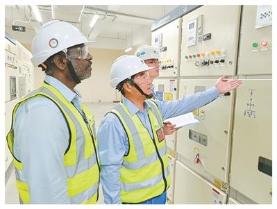 中南两国工作人员在南非红石100兆瓦塔式熔盐光热电站巡检设备。中国电建集团山东电建三公司供图